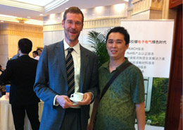 潤大世紀員工與環(huán)球資源首席運營官、執(zhí)行總裁裴克為(Craig Pepples)在一起